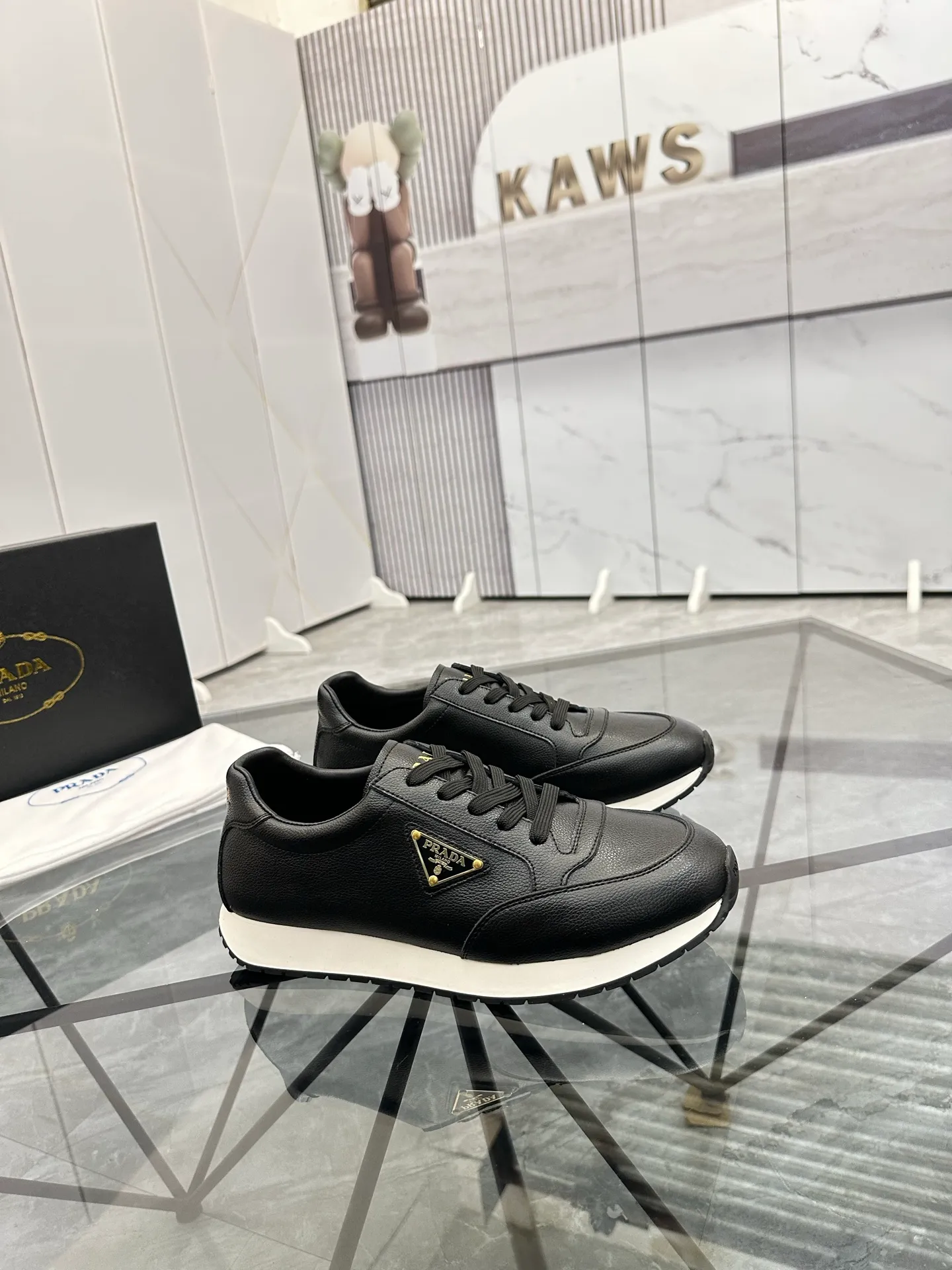 Men's shoes: 💰P420¥ Product trademark: Prada *"Prada*" low-top casual shoes Regular size: 38-44 (can be customized to 45) Product materials: imported cowhide upper, sheepskin lining, original outsole. Number: 020